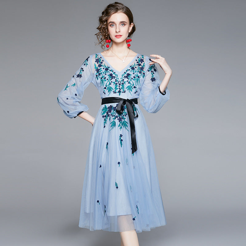 Robe Bleue Féérique en Tulle Brodé – Effet Affinant
