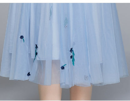 Robe Bleue Féérique en Tulle Brodé – Effet Affinant