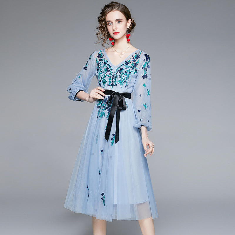 Robe Bleue Féérique en Tulle Brodé – Effet Affinant