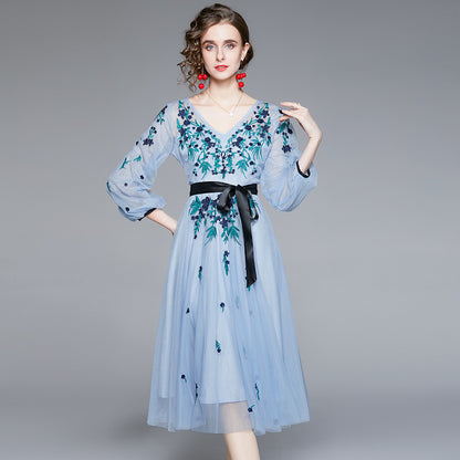 Robe Bleue Féérique en Tulle Brodé – Effet Affinant