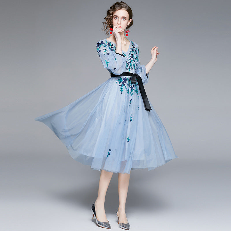 Robe Bleue Féérique en Tulle Brodé – Effet Affinant