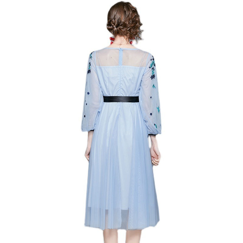 Robe Bleue Féérique en Tulle Brodé – Effet Affinant