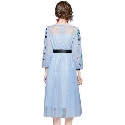 Robe Bleue Féérique en Tulle Brodé – Effet Affinant