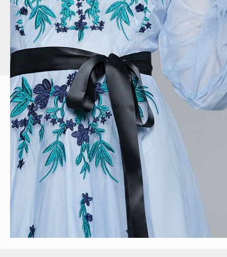 Robe Bleue Féérique en Tulle Brodé – Effet Affinant
