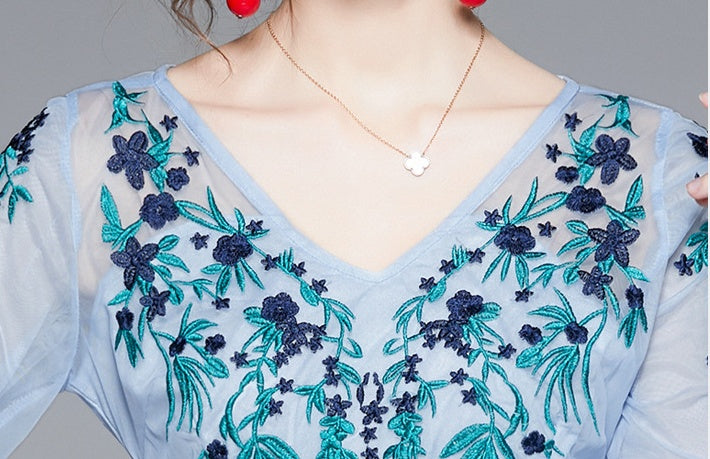 Robe Bleue Féérique en Tulle Brodé – Effet Affinant