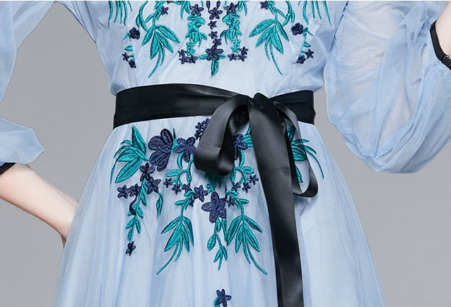 Robe Bleue Féérique en Tulle Brodé – Effet Affinant