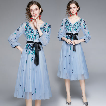 Robe Bleue Féérique en Tulle Brodé – Effet Affinant