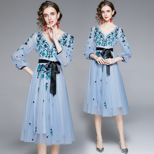 Robe Bleue Féérique en Tulle Brodé – Effet Affinant