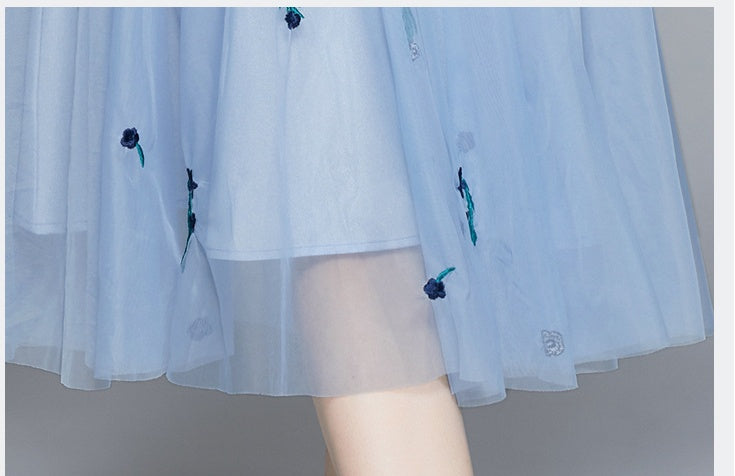 Robe Bleue Féérique en Tulle Brodé – Effet Affinant