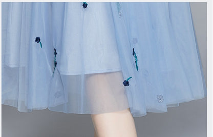 Robe Bleue Féérique en Tulle Brodé – Effet Affinant